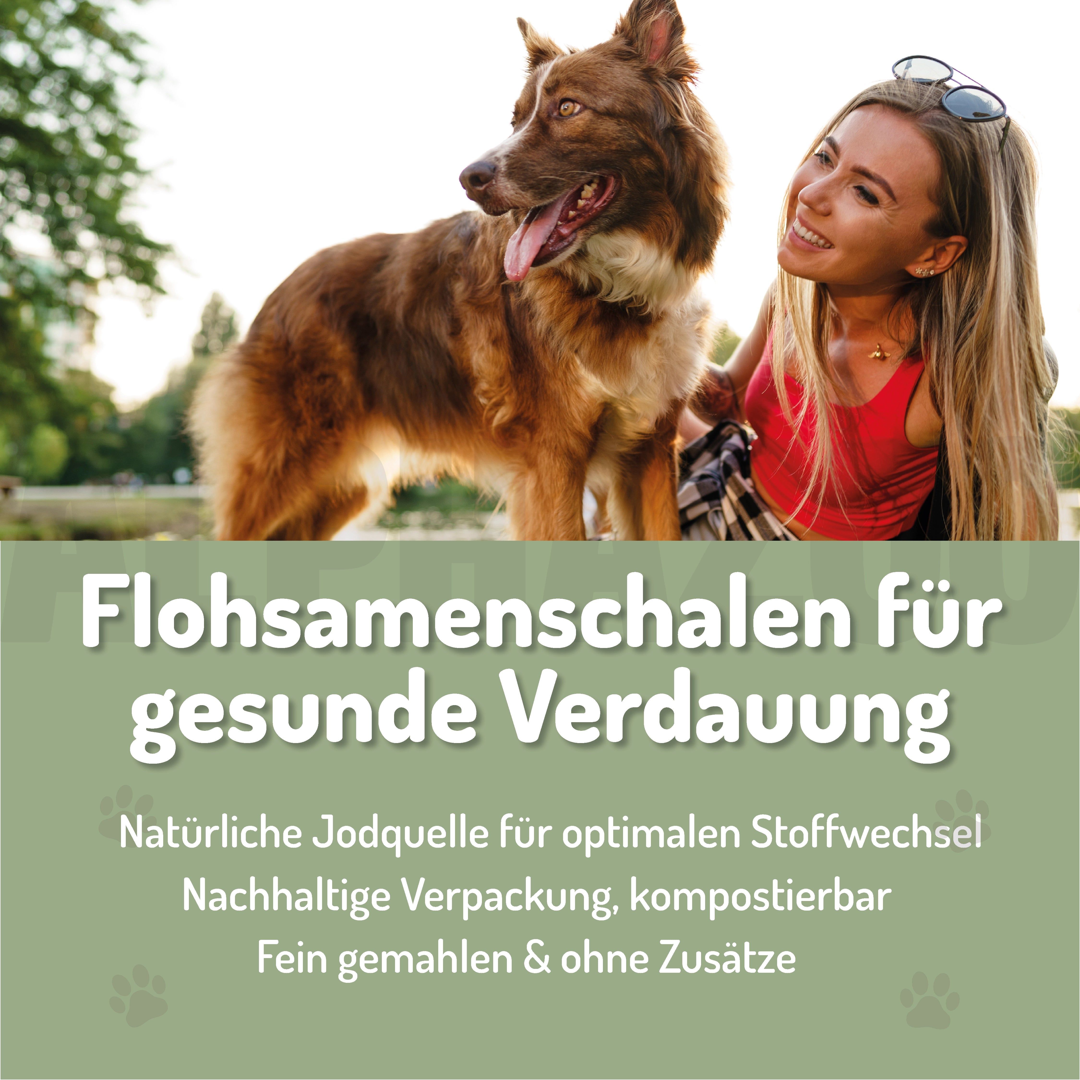 Frau und Hund im Freien. Text: Flohsamenschalen für gesunde Verdauung. Natürliche Jodquelle. Nachhaltige Verpackung, kompostierbar. Fein gemahlen & ohne Zusätze.