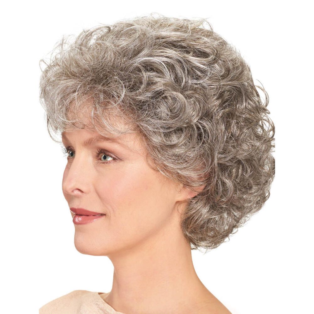 Graumelierte Perücke mit Locken, Seitenansicht. Frau mit hellem Oberteil. Weißer Hintergrund.