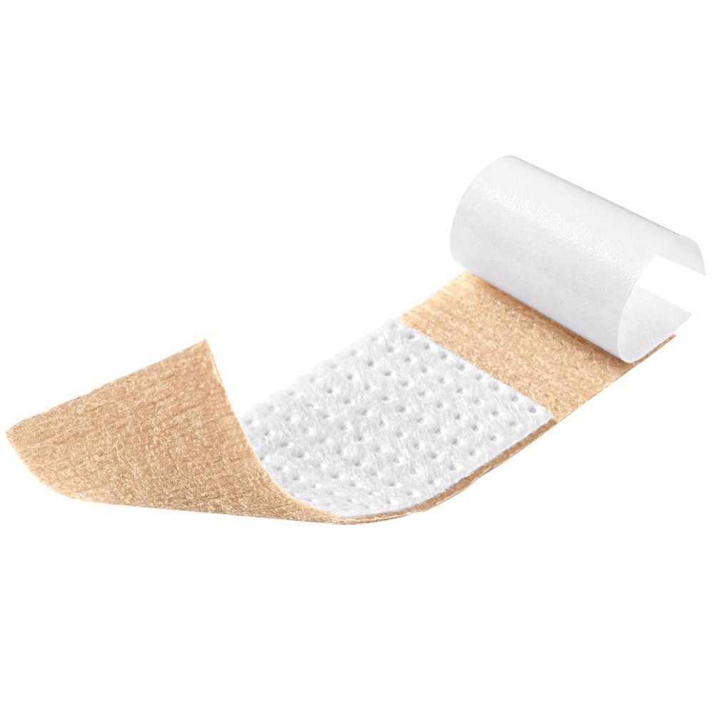 Ein weiches Pflaster wird abgerollt, DermaPlast® SOFT INJECTION.