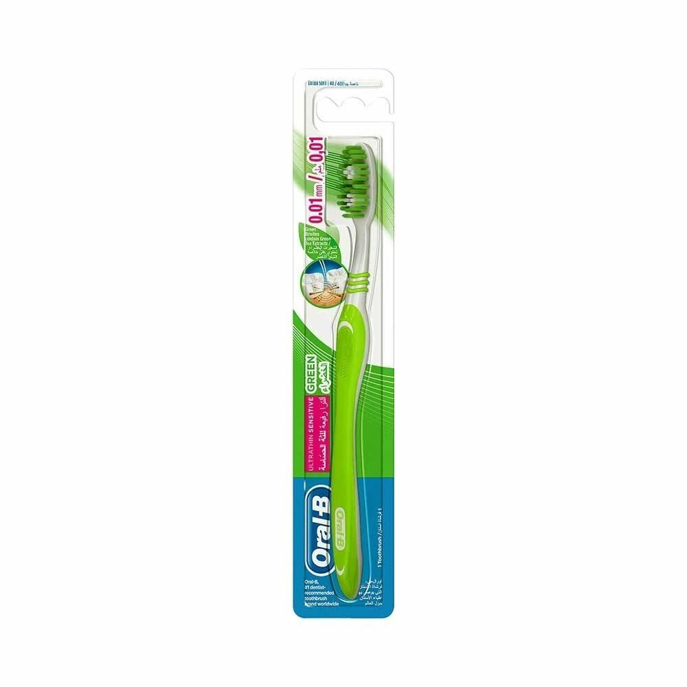 Zahnbürste in Verpackung. Grün, weiß und blau. Marke Oral-B. Borsten grün. Griff grün. Aufschrift: Ultrathin Sensitive Green.