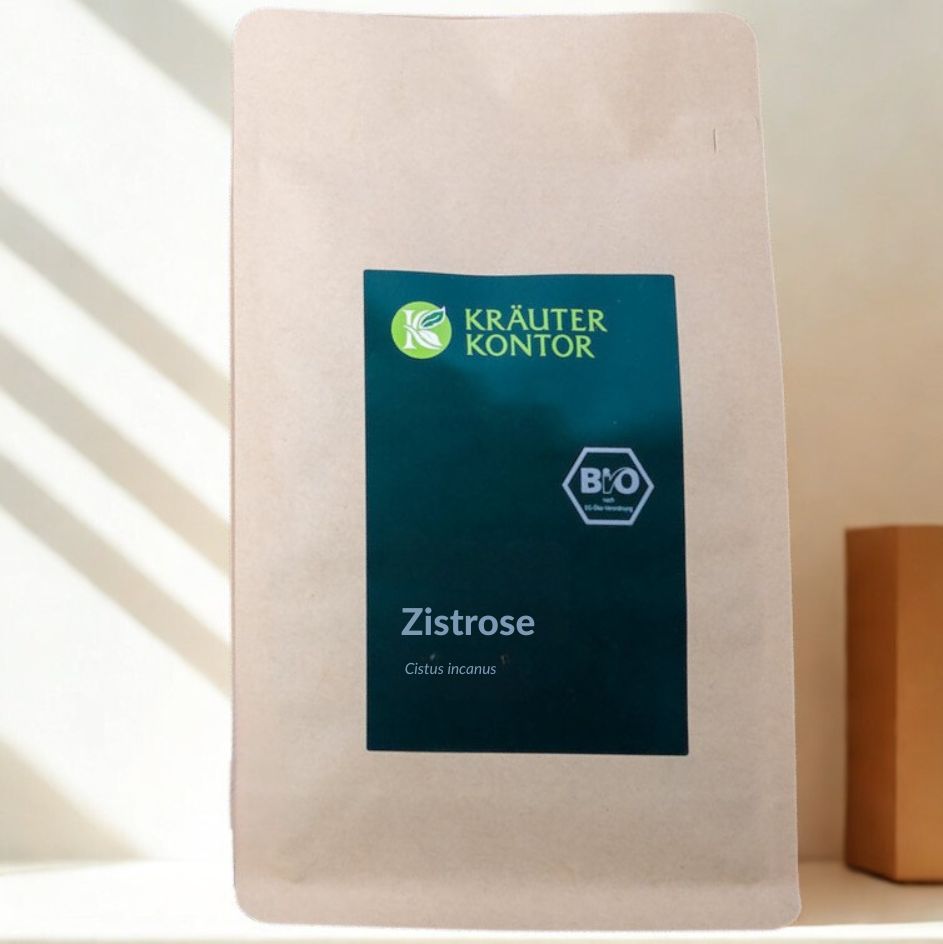 Beutel mit Kräuterkontor Zistrose. Braune Papiertüte mit grünem Etikett. Logo und Bio-Siegel sichtbar. Text: Zistrose, Cistus incanus.