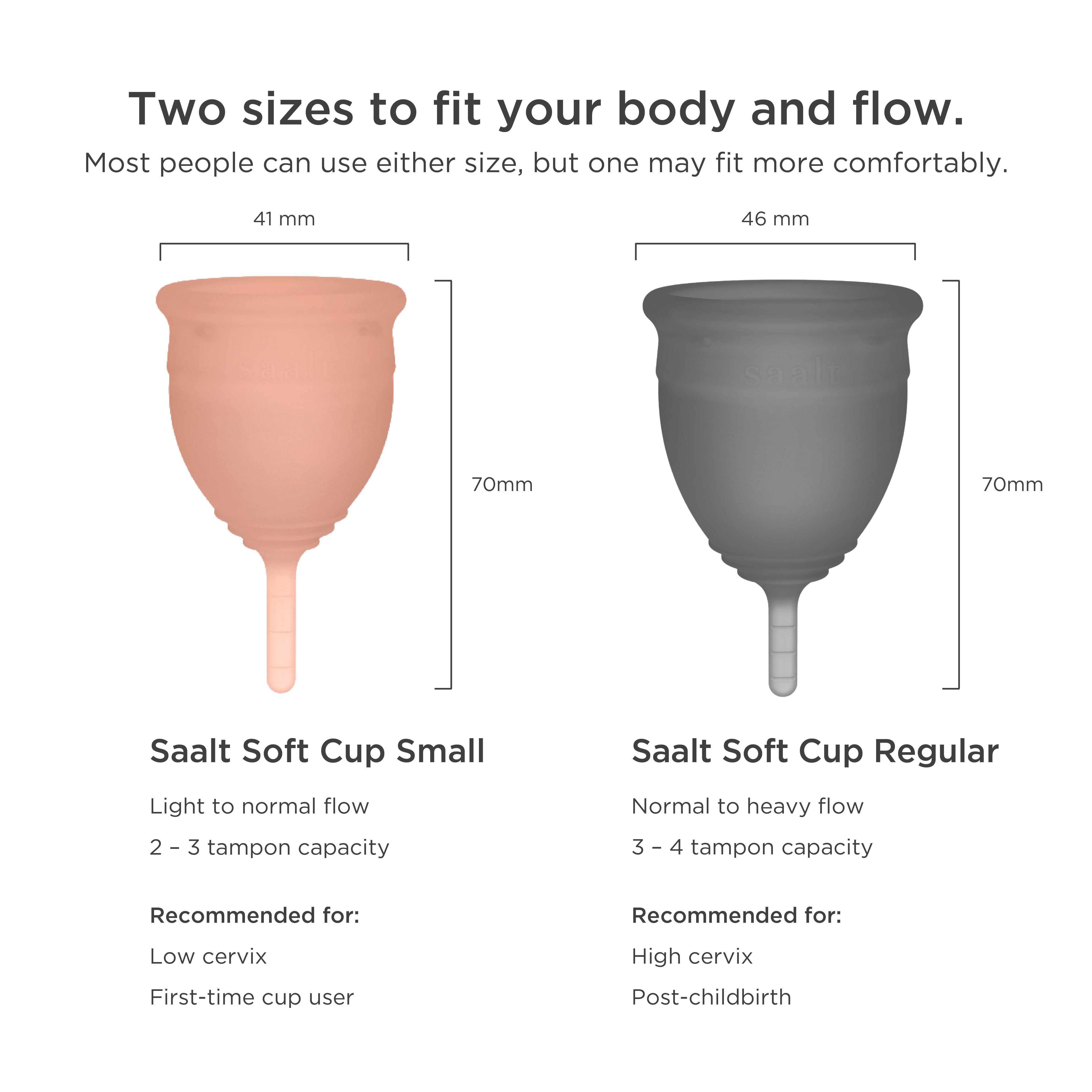 Zwei Menstruationstassen, grau und pfirsichfarben. Größenangaben: 41mm und 46mm Durchmesser, 70mm Höhe. Text: Saalt Soft Cup.