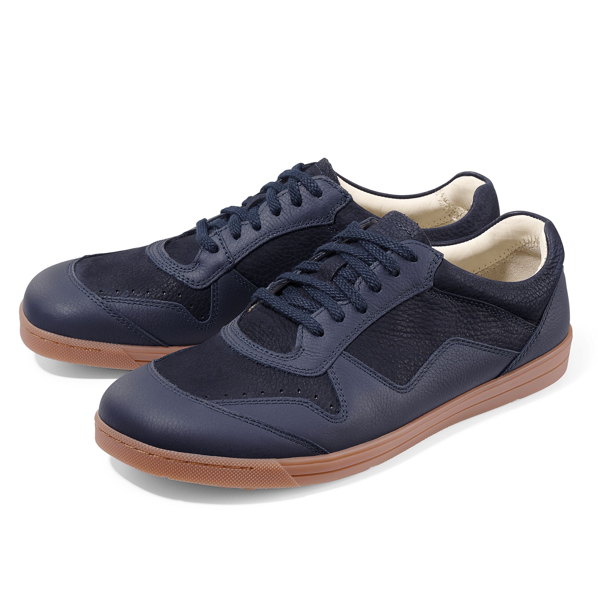 Zwei blaue Schnürschuhe mit brauner Sohle. Obermaterial aus Leder und Textil. Perforierte Details an der Zehenkappe.
