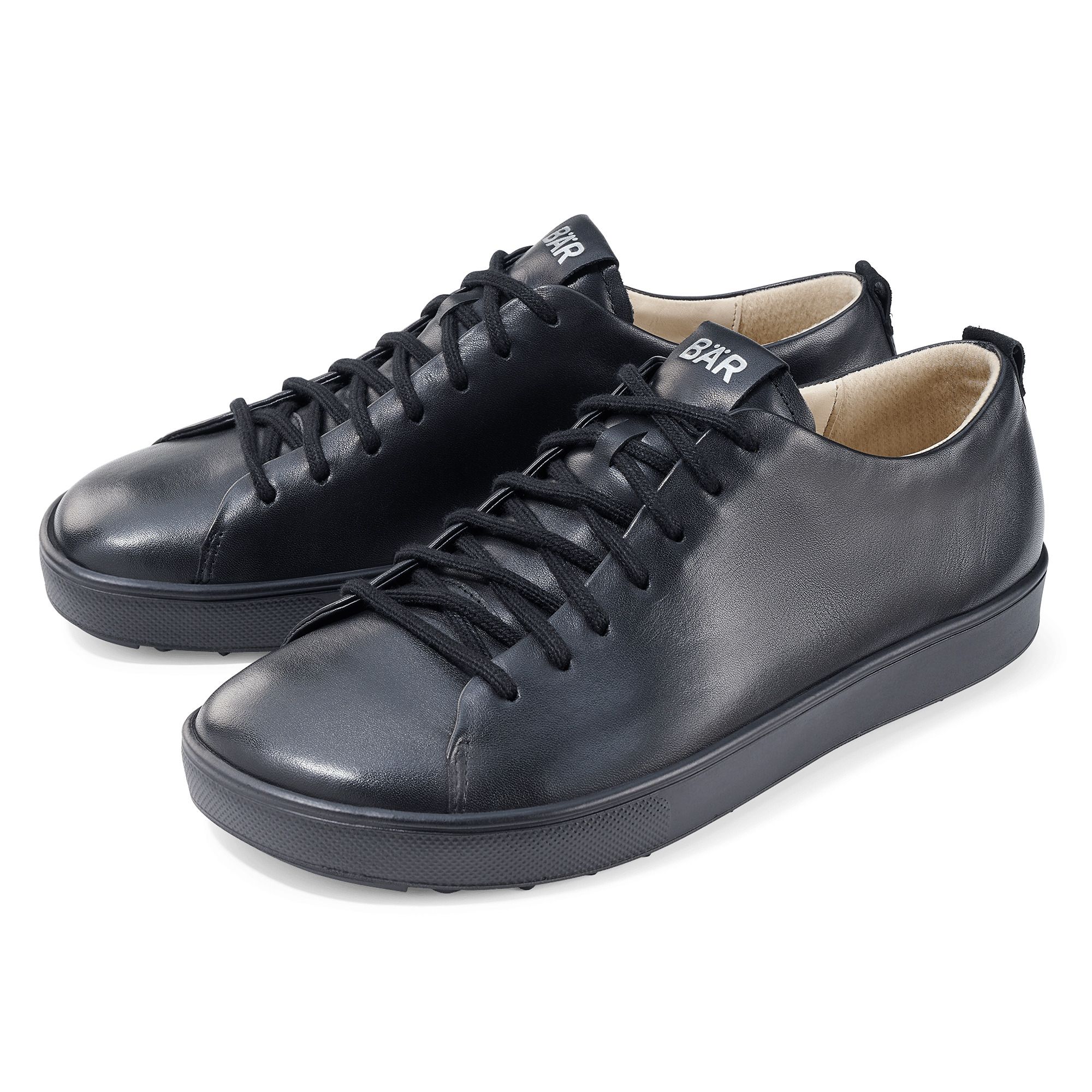 Zwei schwarze Schnürschuhe. Obermaterial Leder, Sohle Gummi. Marke BAR auf der Zunge. Unisex-Modell.