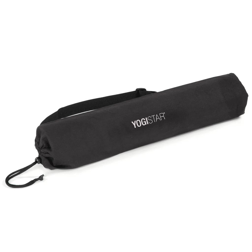 Schwarze Yogatasche mit Schulterriemen. Auf der Tasche steht "YOGISTAR". Die Tasche ist zylindrisch und hat einen Kordelzug.
