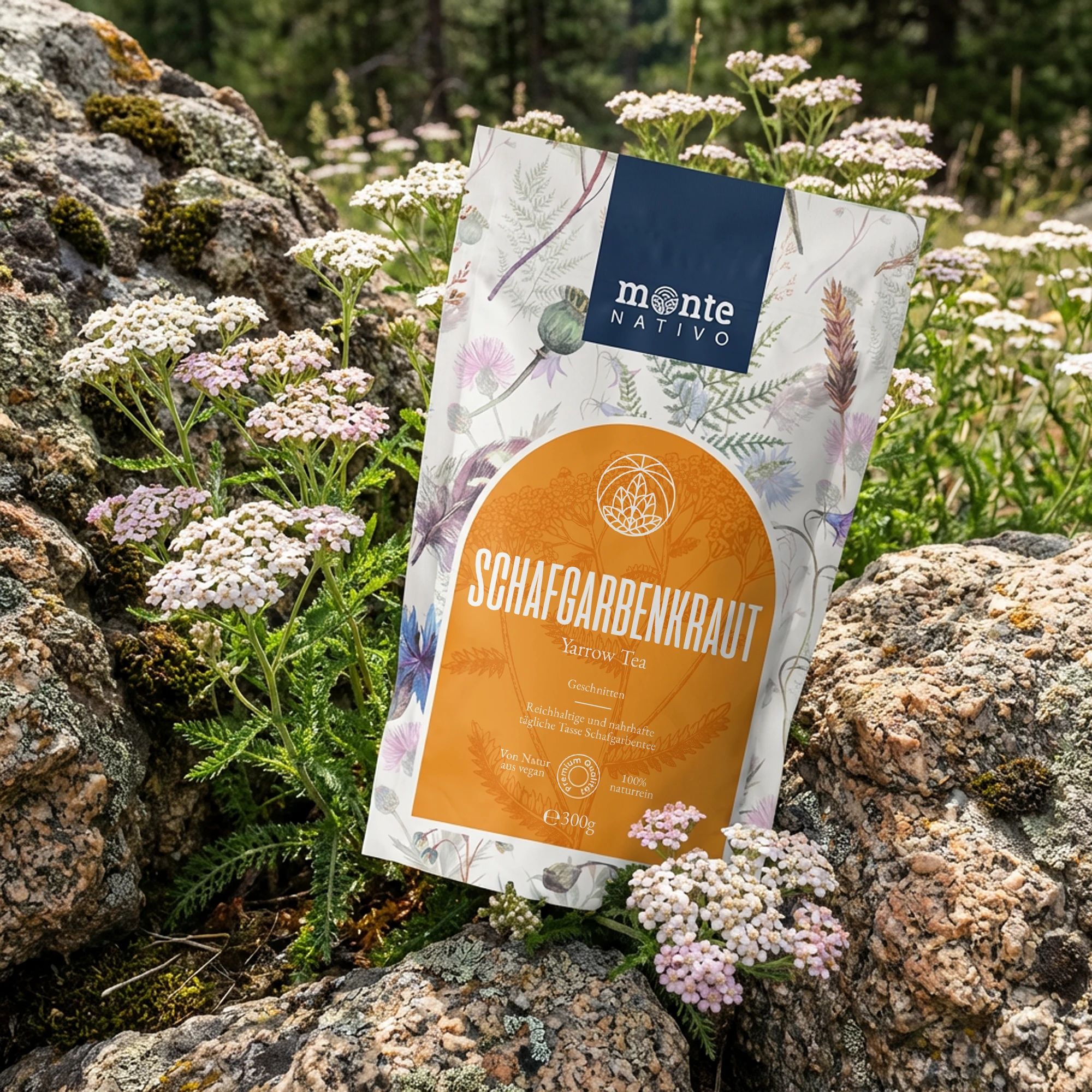 Beutel Monte Nativo Schafgarbenkraut auf Felsen. Produktname und Logo sichtbar. Florales Muster und Blüten.