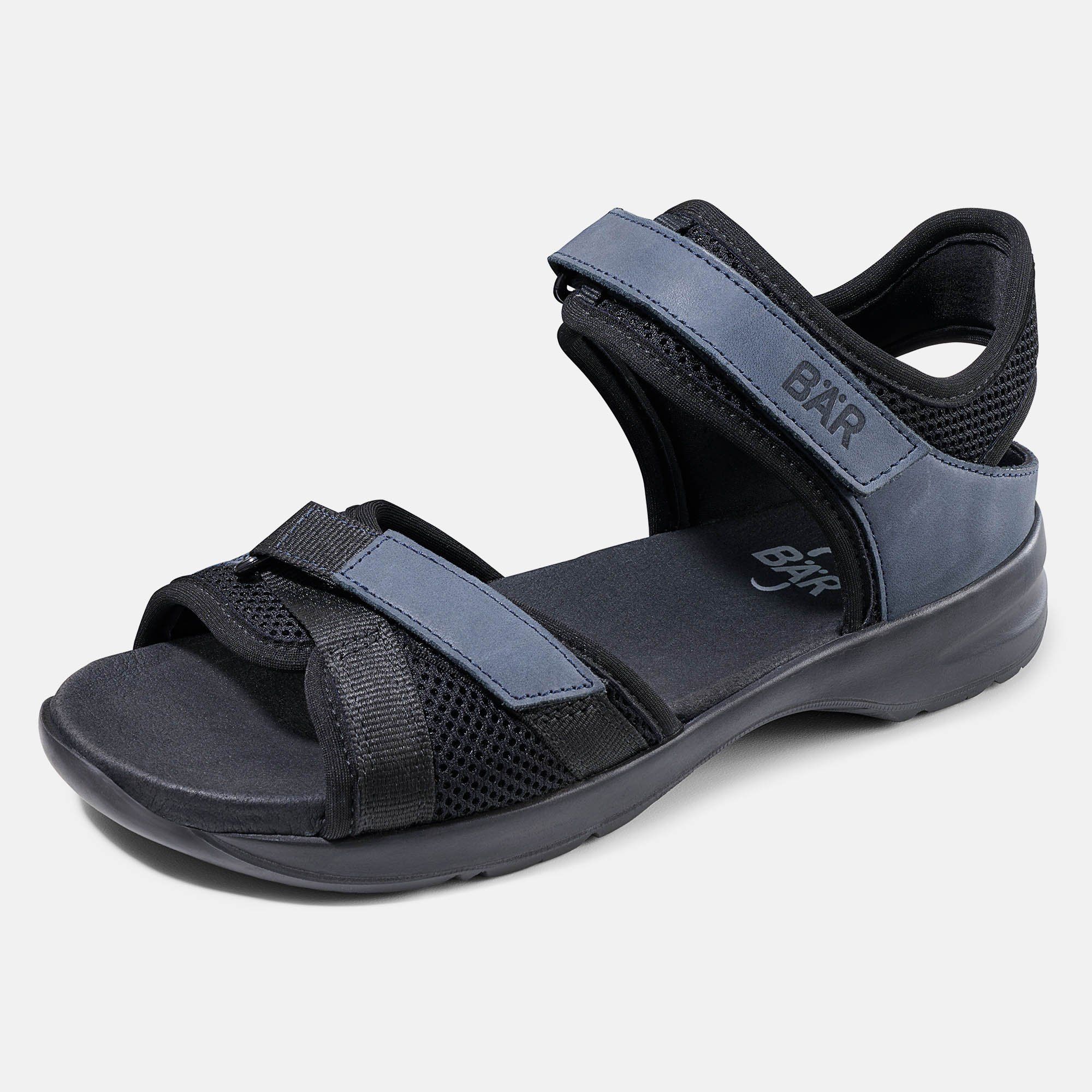 Schwarze Sandale mit blauen Akzenten. Mesh-Details und Klettverschlüsse. Marke BÄR.