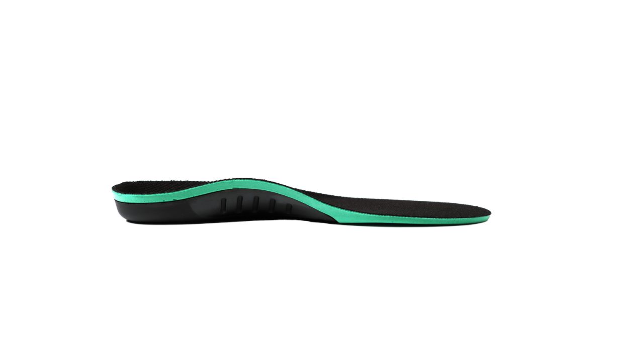 Seitenansicht der Einlegesohle. Schwarz mit grünen Akzenten. Ergonomische Form.