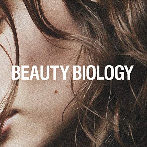 Nahaufnahme eines Gesichts. Der Text 'BEAUTY BIOLOGY' ist in weißer Schrift überlagert.