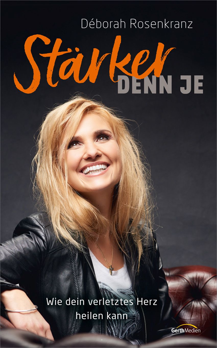 Buchcover mit Titel "Stärker denn je" und Autorin Déborah Rosenkranz. Frau lächelt, trägt Lederjacke. Text: Wie dein verletztes Herz heilen kann.