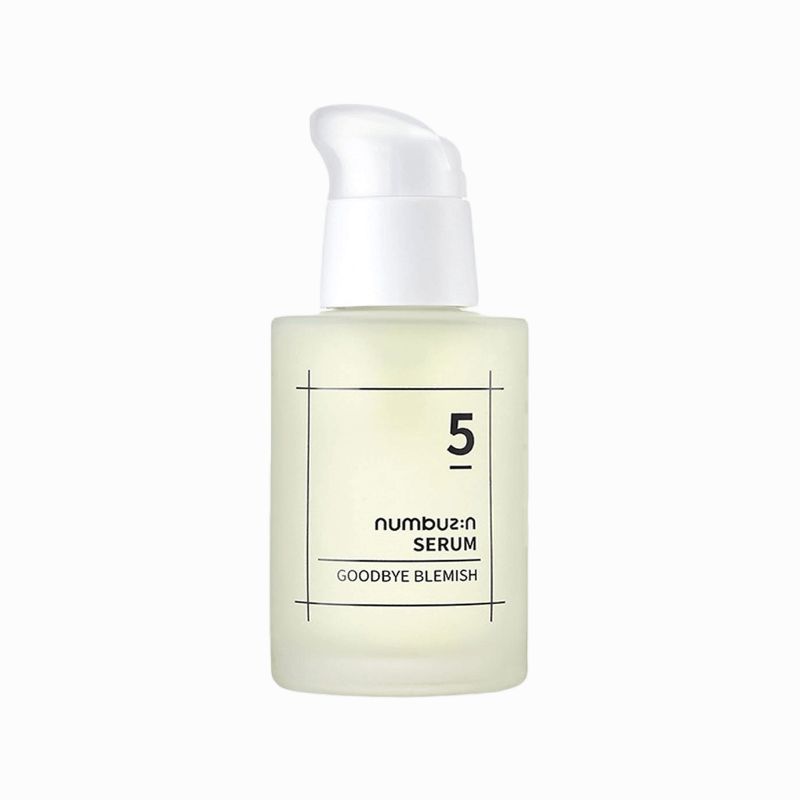Serumflasche mit weißem Pumpverschluss. Aufschrift: 5, numbu:zin SERUM, GOODBYE BLEMISH. Quadratische Umrandung.
