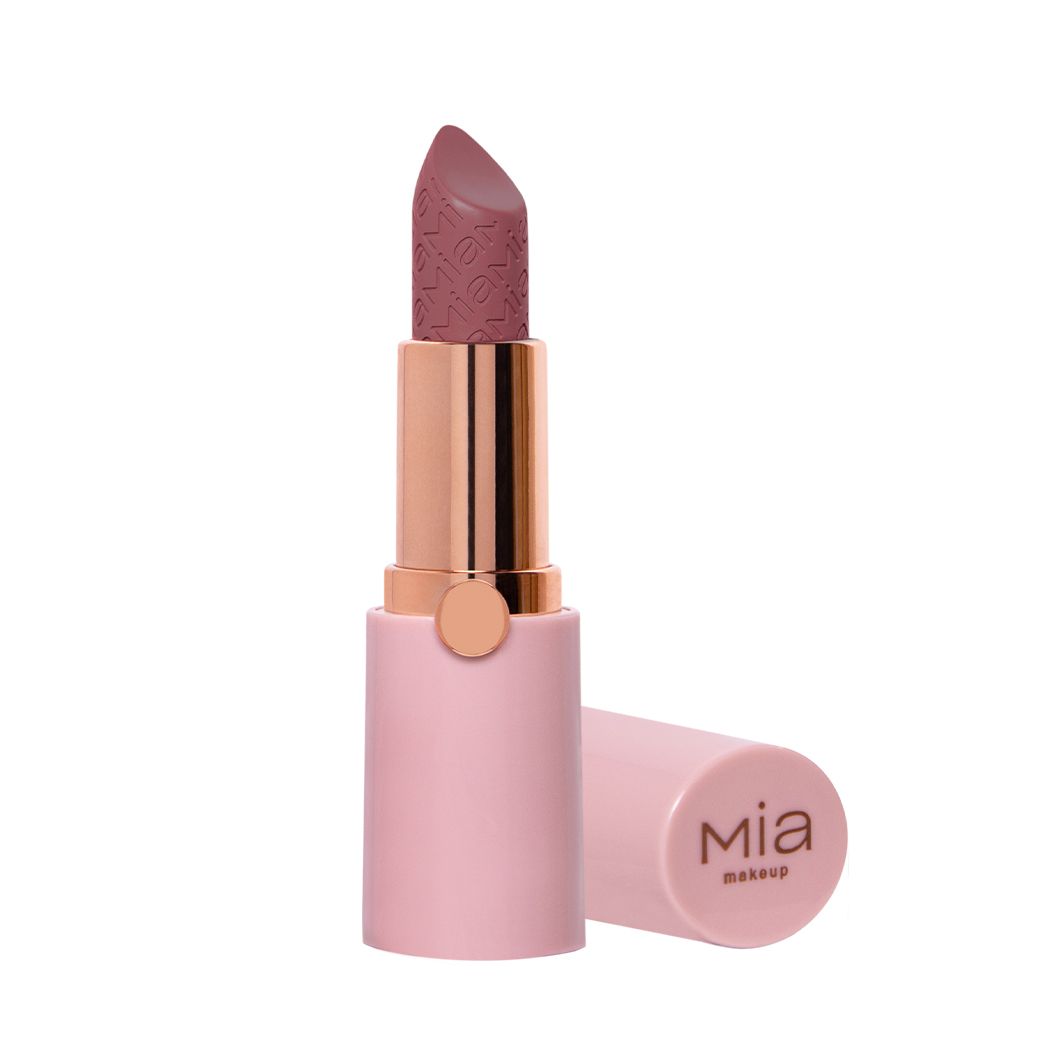 Rossetto rosa con astuccio dorato. Il coperchio è accanto. Sul coperchio è scritto "mia makeup".