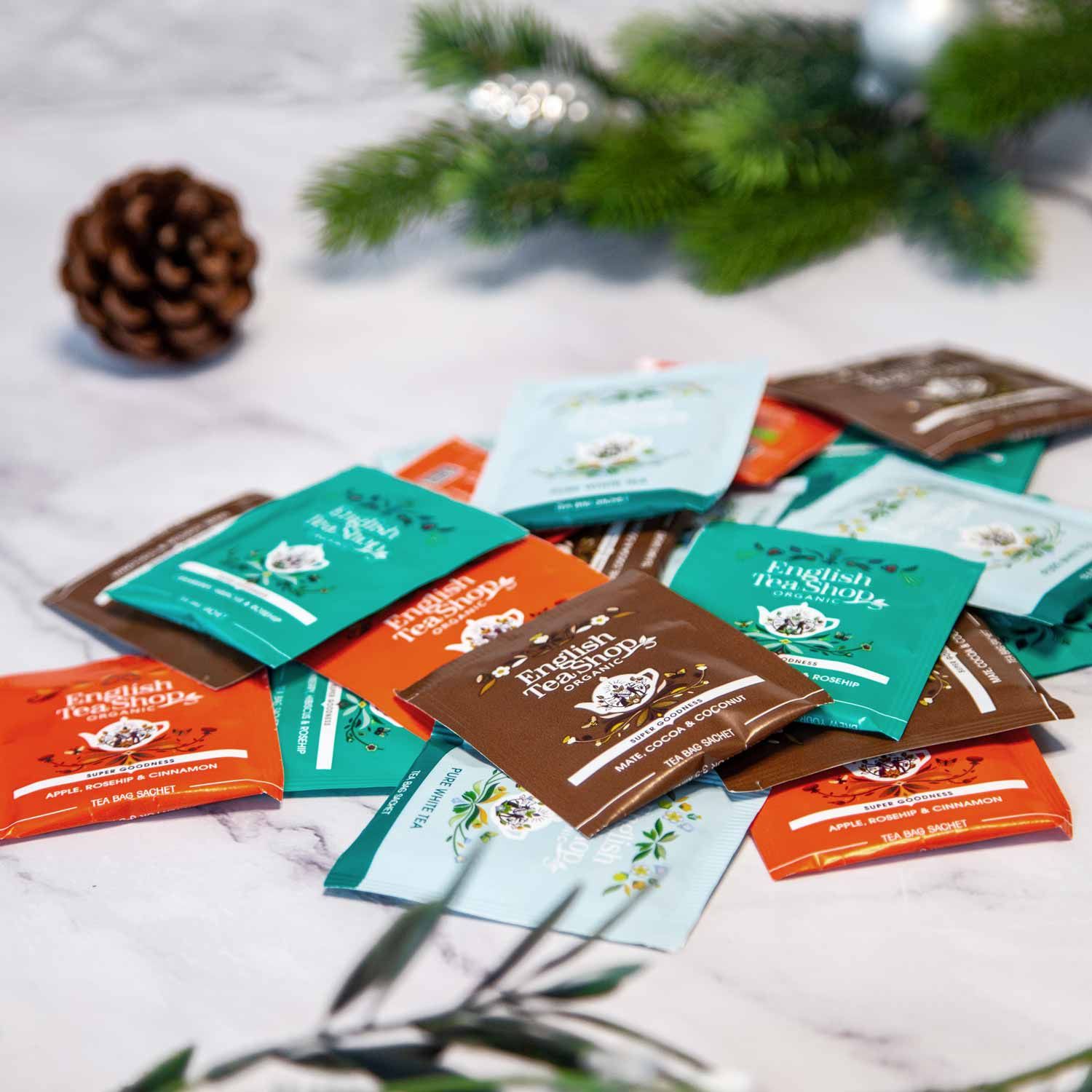 Verstreute Teebeutel. Aufschrift "English Tea Shop". Verschiedene Farben und Geschmacksrichtungen.