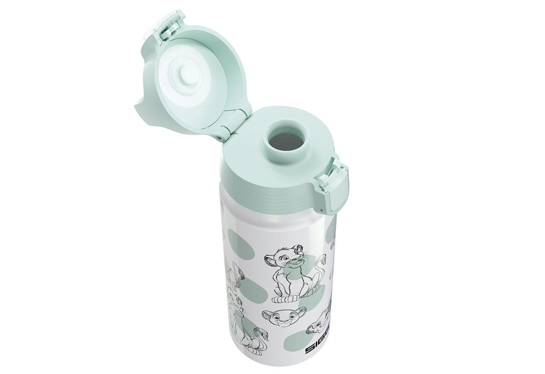 Trinkflasche mit Simba und Nala-Motiv. Hellgrüner Deckel, weißer Korpus mit Illustrationen. Geöffneter Deckel.