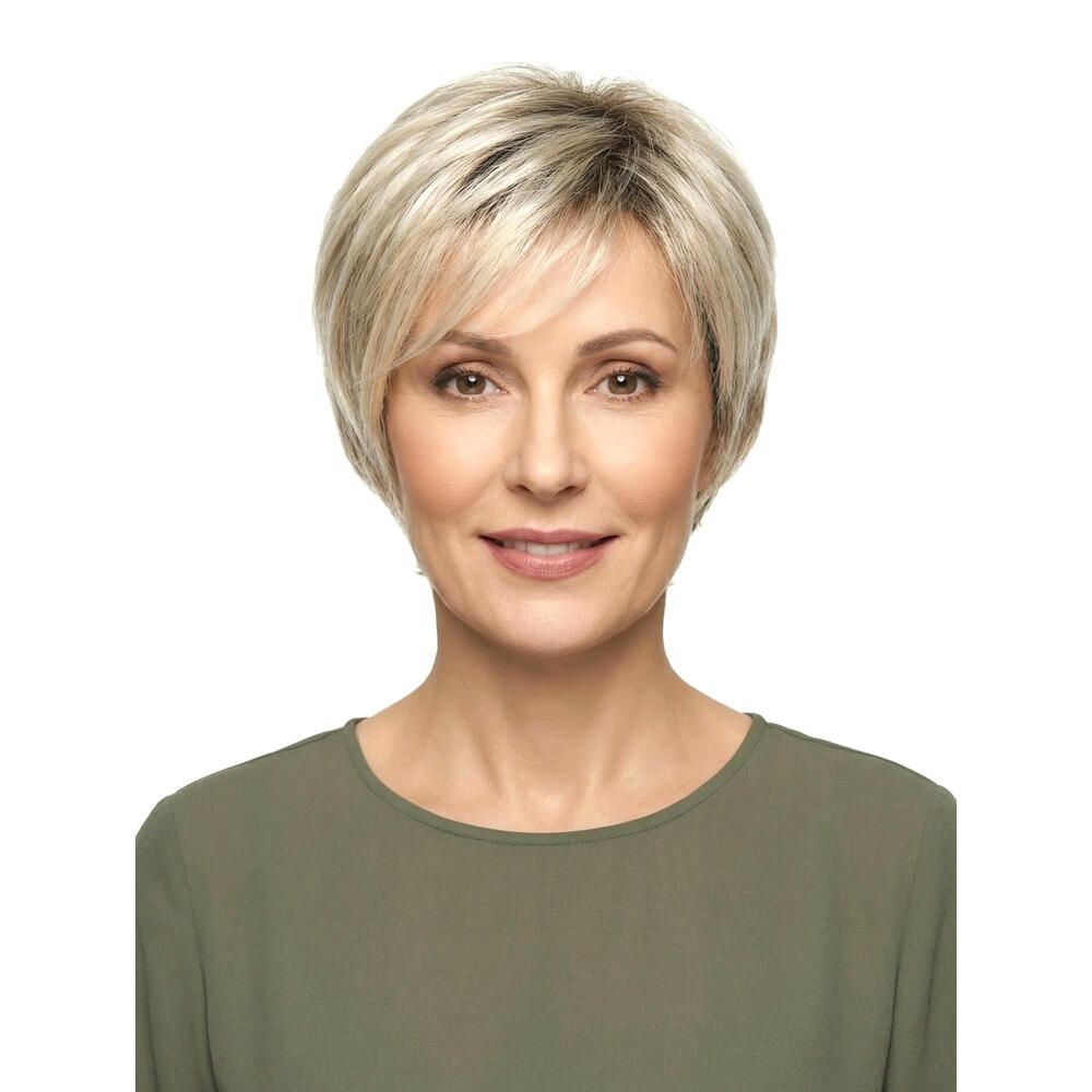Kurzhaarperücke mit blonden Strähnen. Die Frau trägt ein grünes Oberteil. Frontansicht.