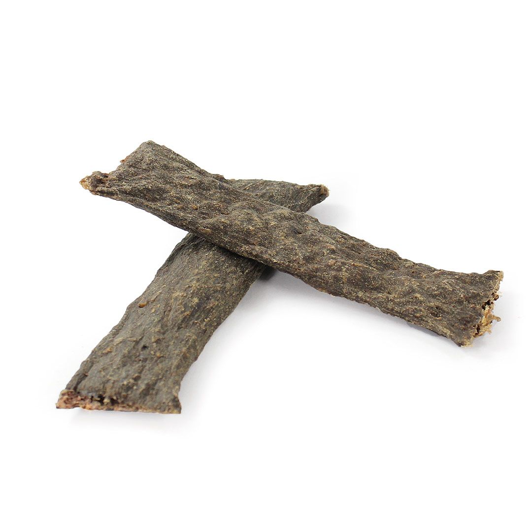 Zwei längliche, braune Fleischstreifen. Sie liegen überkreuzt auf weißem Hintergrund. Die Textur ist uneben.