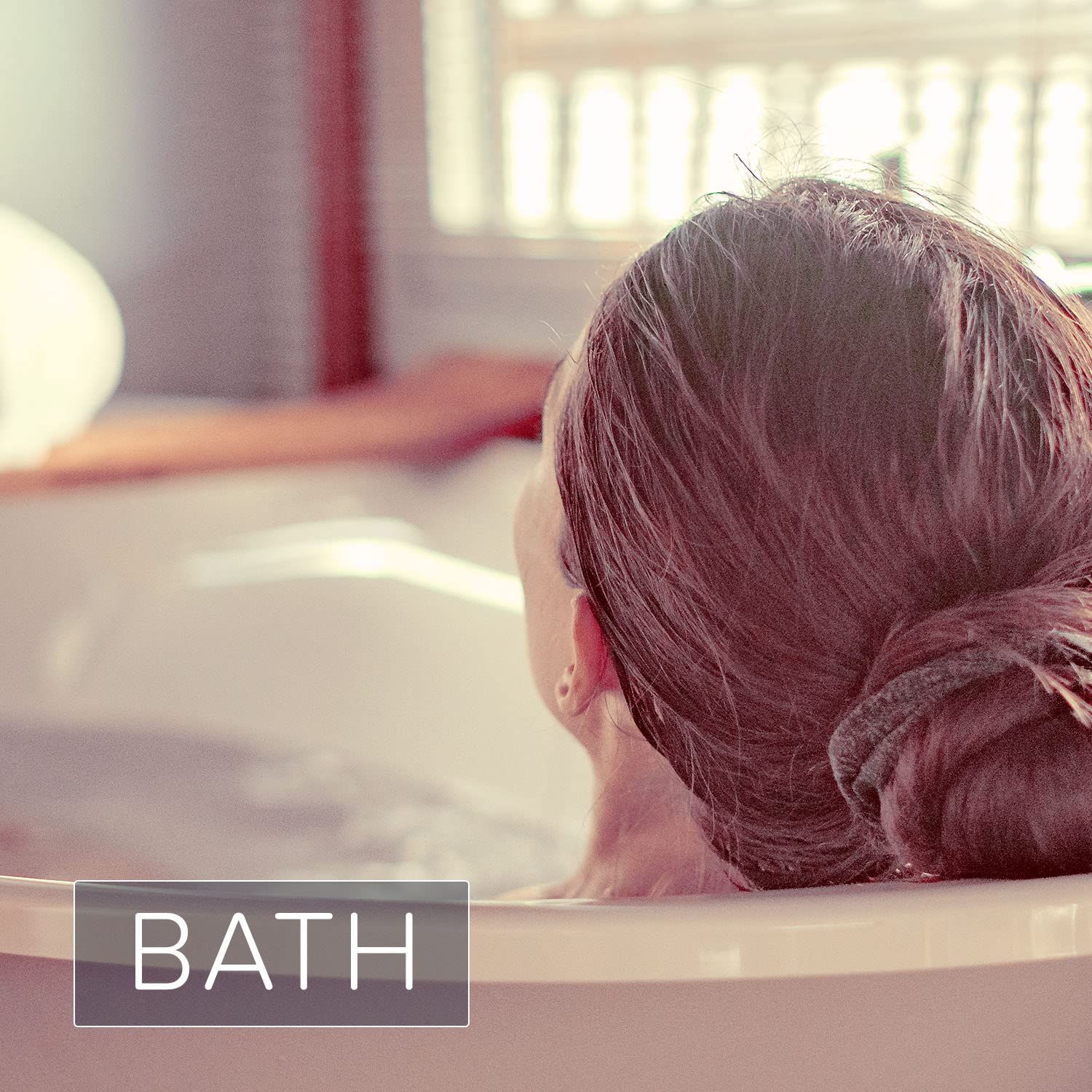 Person in der Badewanne, Blick aus dem Wasser. Text: BATH.