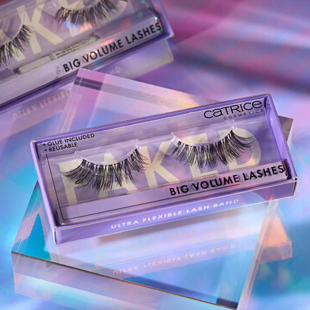 Verpackung von gefälschten Wimpern mit großem Volumen. Marke: Catrice Cosmetics. Kleber enthalten.