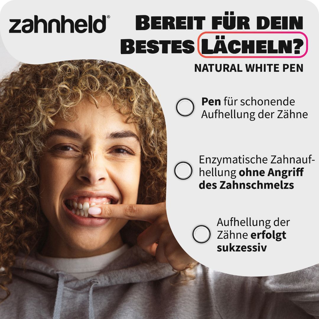 Frau zeigt auf ihre Zähne neben Aufzählungspunkten über den Zahnheld Natural White Pen.