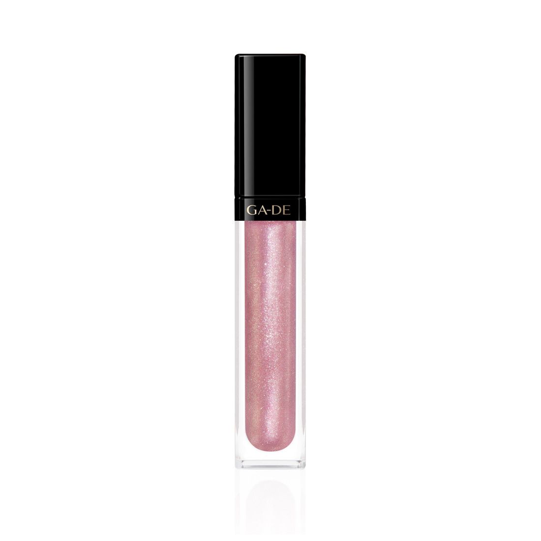 Lipgloss mit schwarzem Deckel und transparentem Behälter. Der Lipgloss ist rosa und glänzend. Der Markenname GA-DE ist sichtbar.
