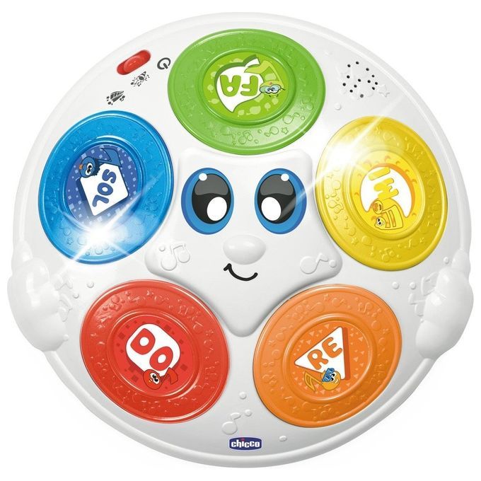 Tamburello giocattolo bianco rotondo con pulsanti colorati. Presenta tratti del viso e il logo "Chicco".