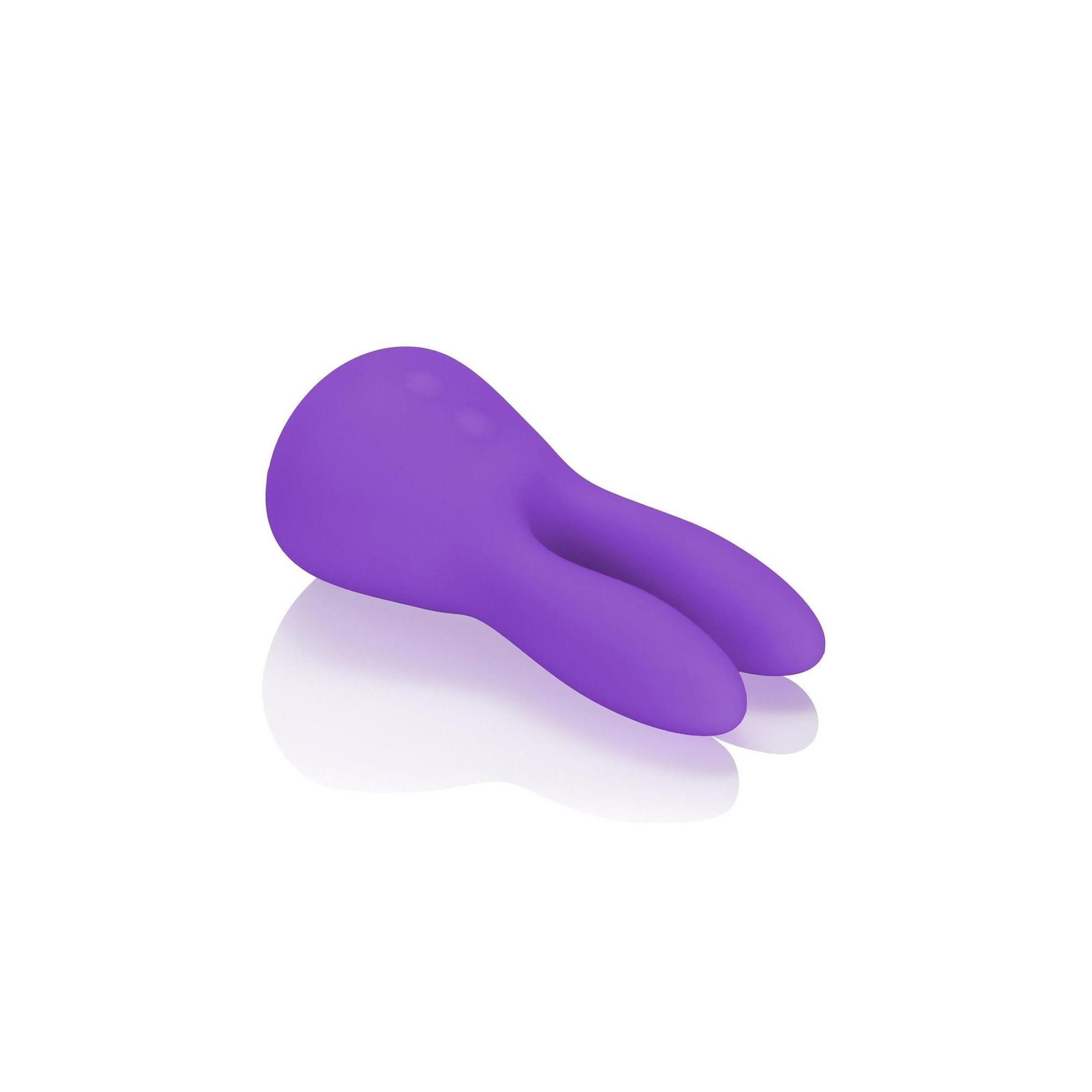 Lila Silikon-Vibrator in Hasenform. Glatte Oberfläche, abgerundete Form. Zwei Ohren, leicht geneigt. Auf weißem Hintergrund.