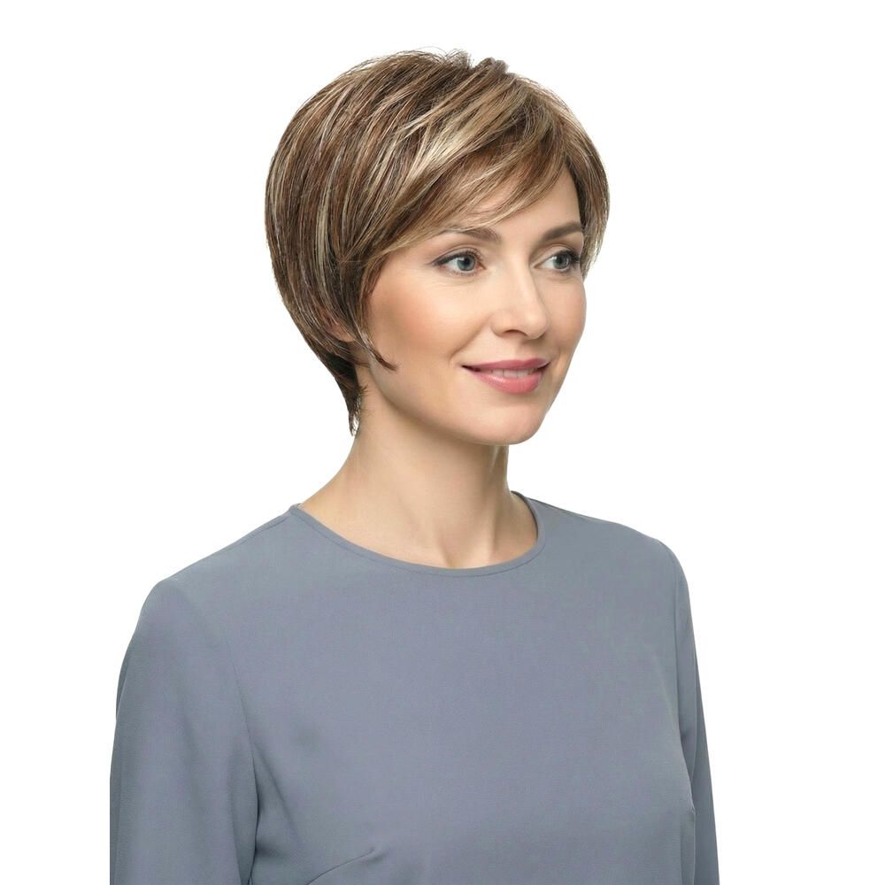 Kurzhaarperücke mit blonden Strähnen. Die Frau trägt ein graues Oberteil. Nahaufnahme.
