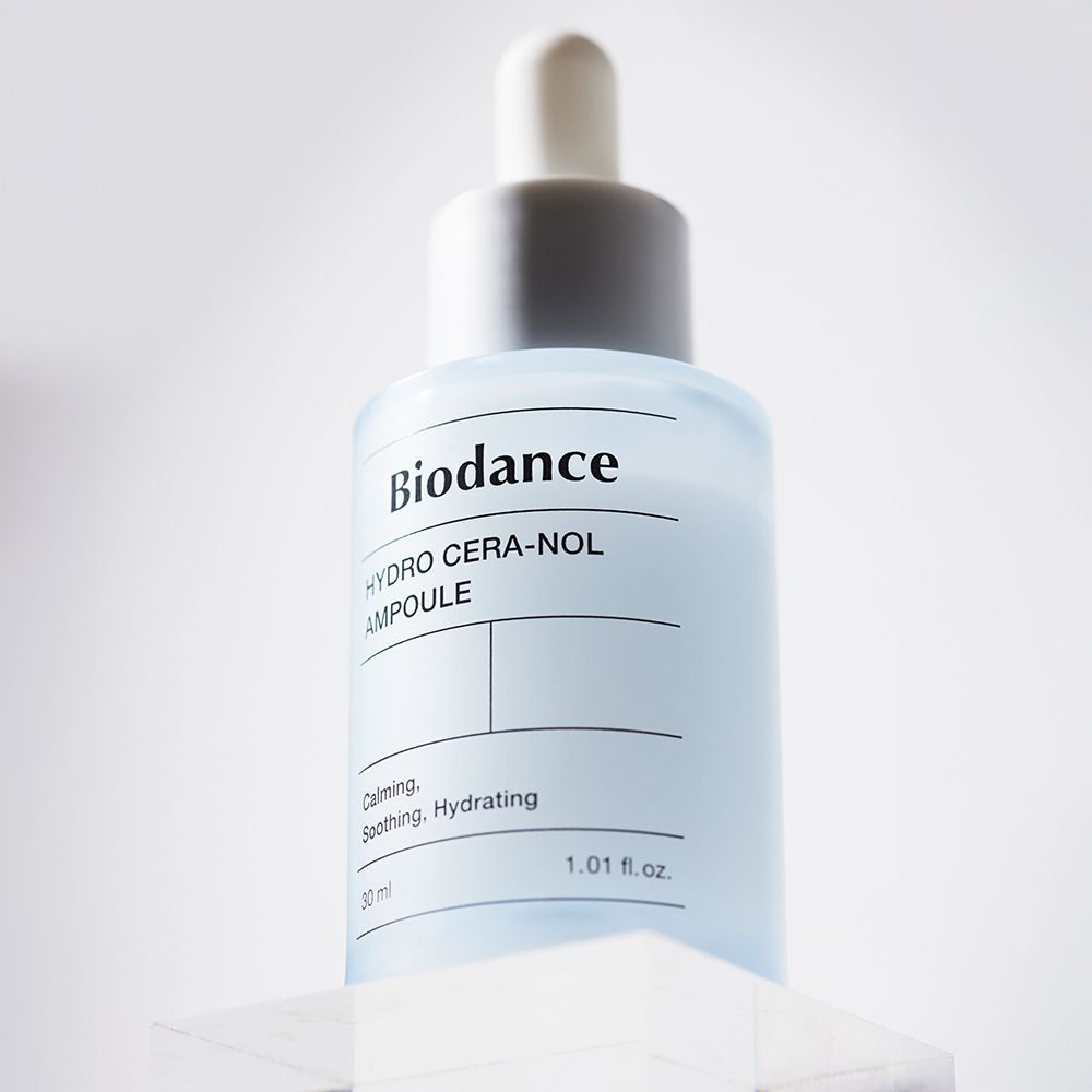 Biodance Hydro Cera-Nol Ampoule, Nahaufnahme der blauen Glasflasche mit Pipette.