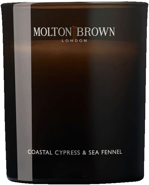 Dunkle Kerze. Aufschrift: Molton Brown, Coastal Cypress & Sea Fennel. Mit vertikalem Streifen.