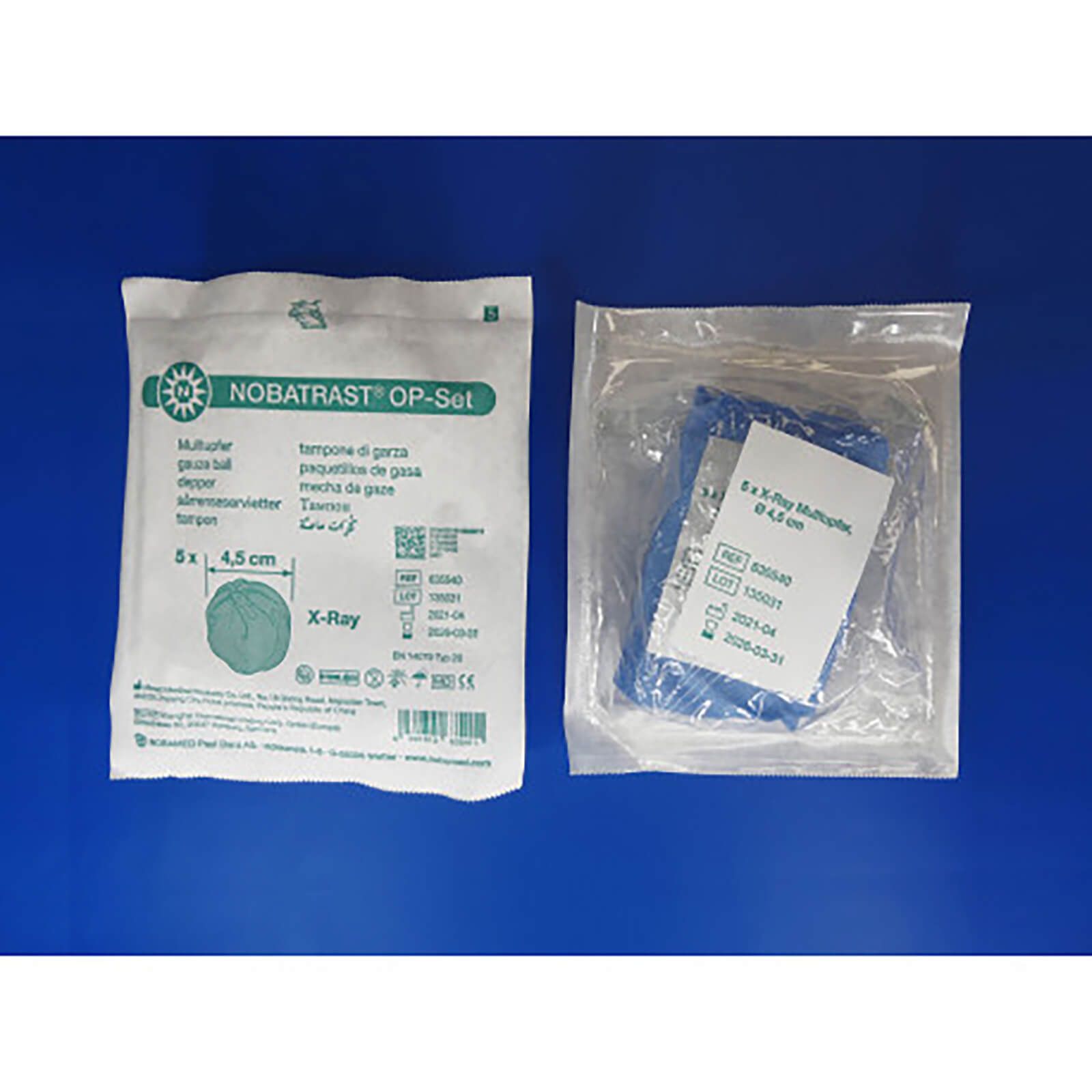 Verpackung mit Mulltupfern. Fünf Tupfer, 4,5 cm Durchmesser. Produktinformationen auf der Verpackung.