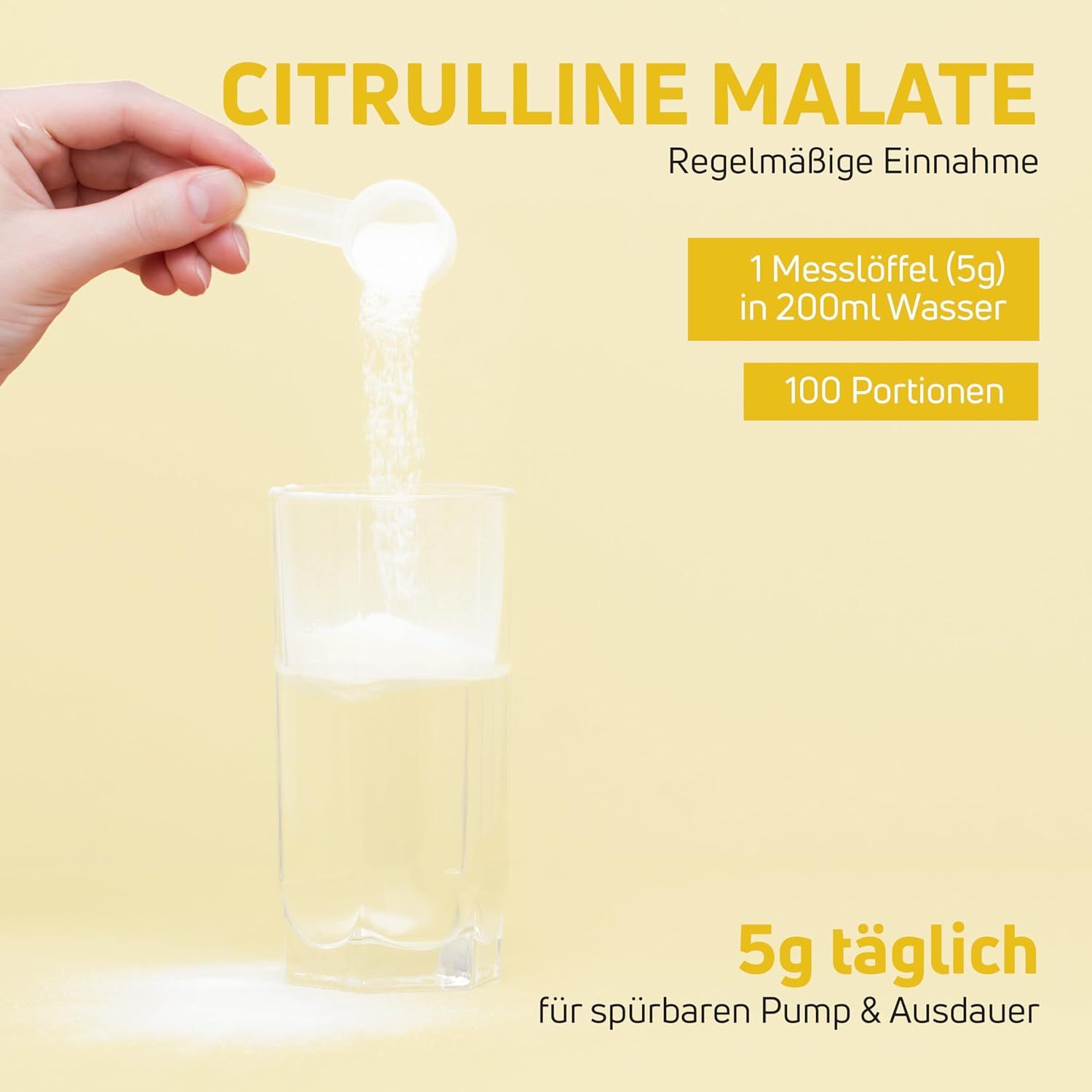 Hand schüttet Pulver in Glas mit Wasser. Text: 1 Messlöffel (5g) in 200ml Wasser. 100 Portionen. 5g täglich für spürbaren Pump & Ausdauer.