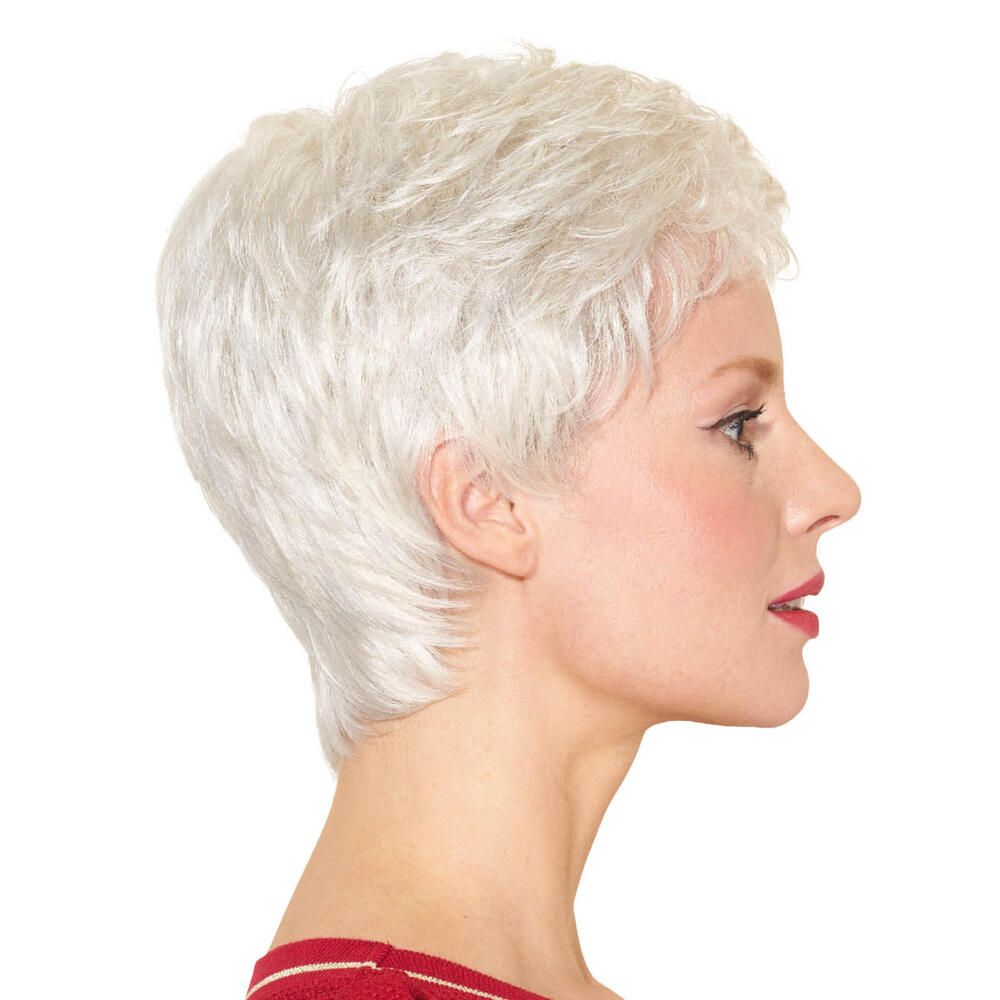 Silberne Kurzhaarperücke, Seitenansicht einer Frau.