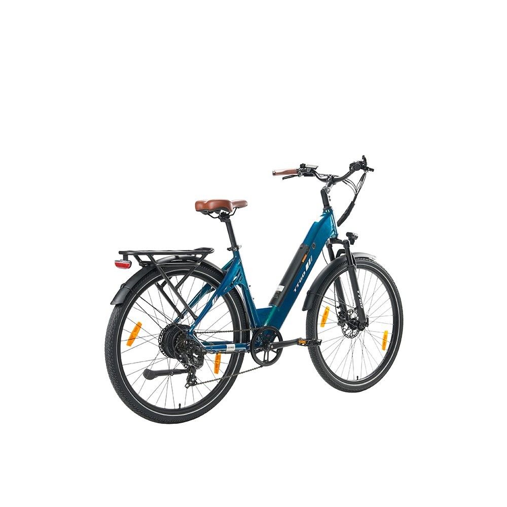Blaues Elektrofahrrad mit braunem Sattel und Lenker. Schwarze Schutzbleche und Gepäckträger. Gelbe Reflektoren an den Rädern.