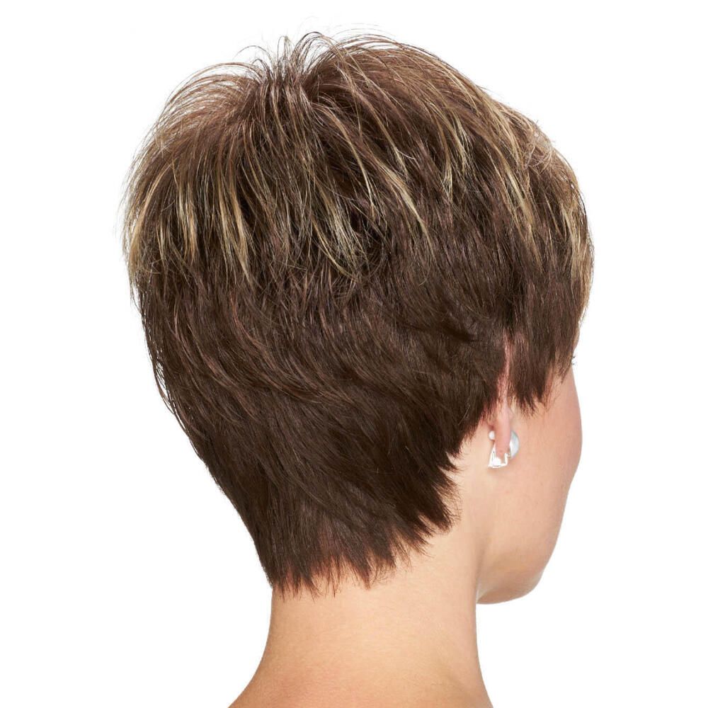 Kurzhaarperücke mit braunen und blonden Strähnen. Rückansicht einer Frau mit Perücke.