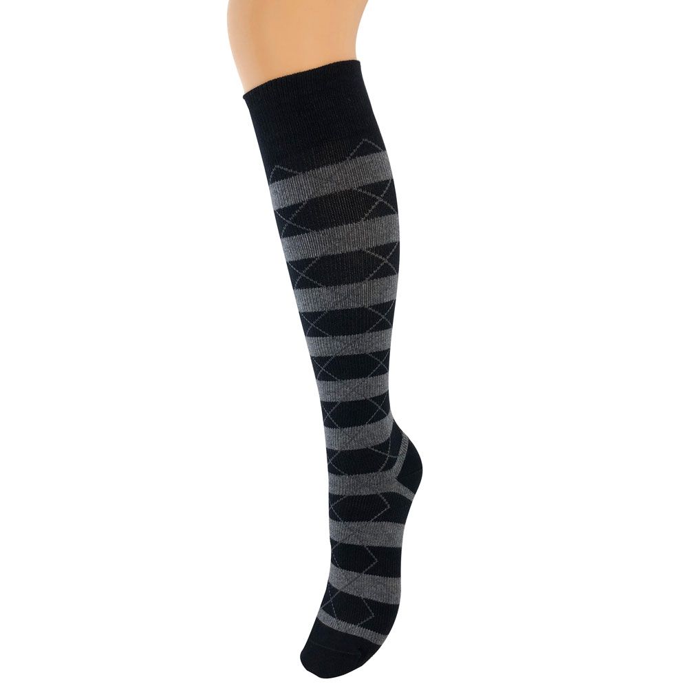 Kniestrümpfe mit Rautenmuster. Schwarz-grau gestreiftes Design. Auf einem Bein präsentiert.