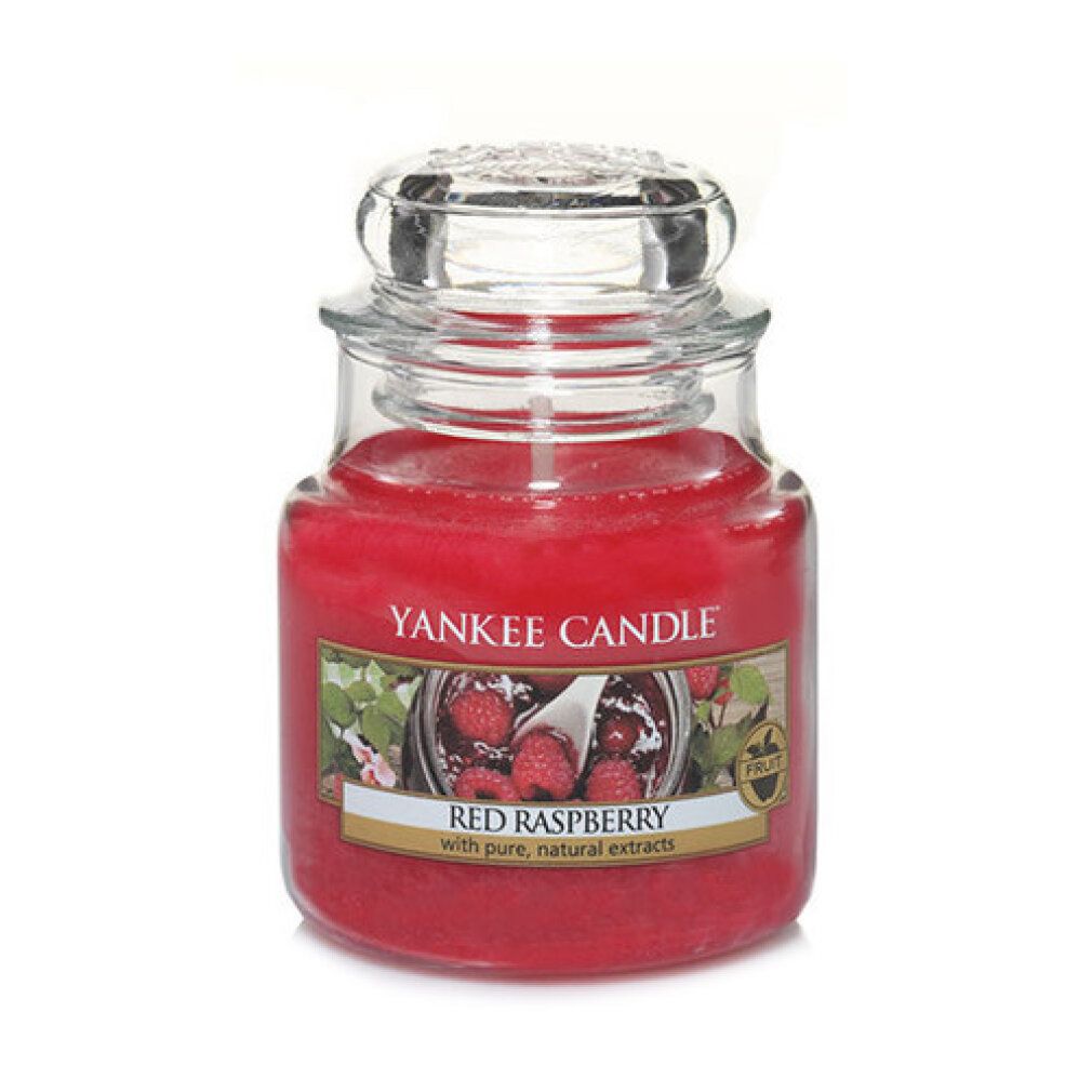 Rote Kerze im Glasbehälter mit Deckel. Aufschrift: Yankee Candle Red Raspberry. Abbildung von Himbeeren.