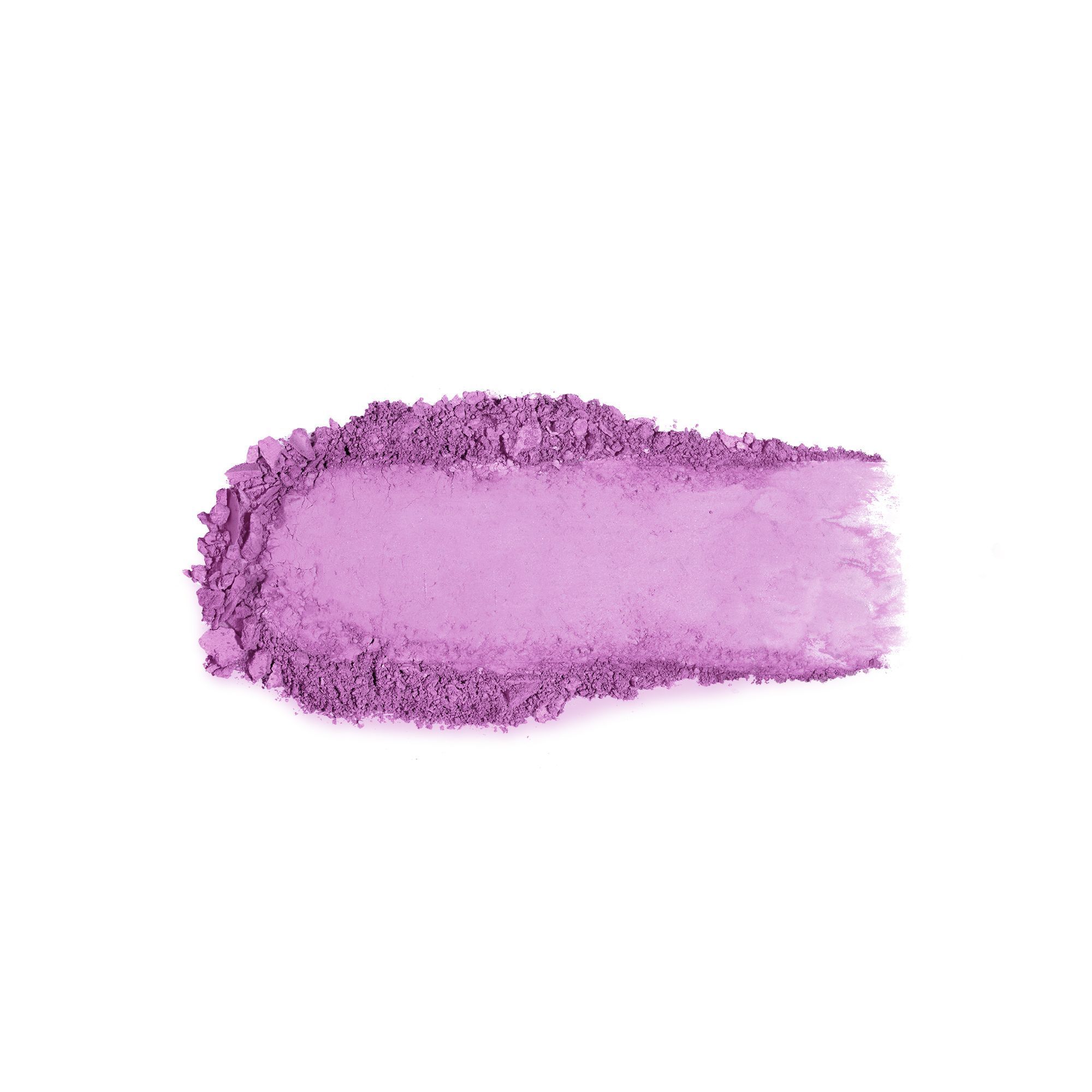 Campione di ombretto viola. Texture in polvere su sfondo bianco. Tonalità distribuita uniformemente.