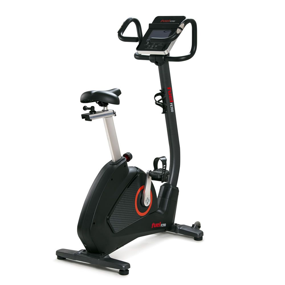 Ergometer FE700, schwarz. Sitz, Pedale, Lenker, Display. Rotes Detail am Schwungrad. FUEL Logo.