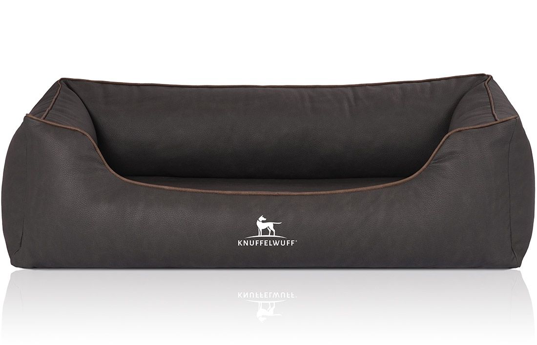 Orthopädisches Hundebett in Anthrazit mit brauner Kante. Logo: Knuffelwuff. Rechteckige Form mit erhöhten Seiten. Reflektierender Untergrund.