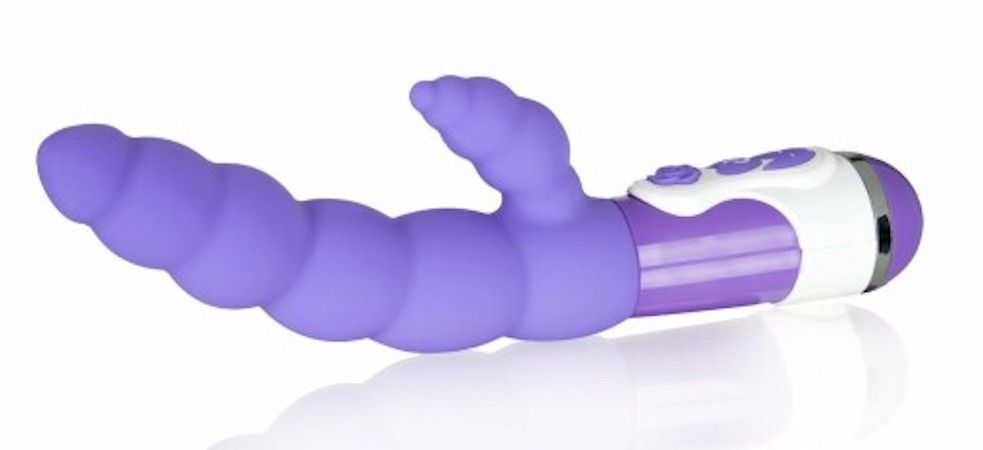 Lila Vibrator mit geriffelter Oberfläche und zusätzlichem Aufsatz. Weißer Griff mit Knöpfen.