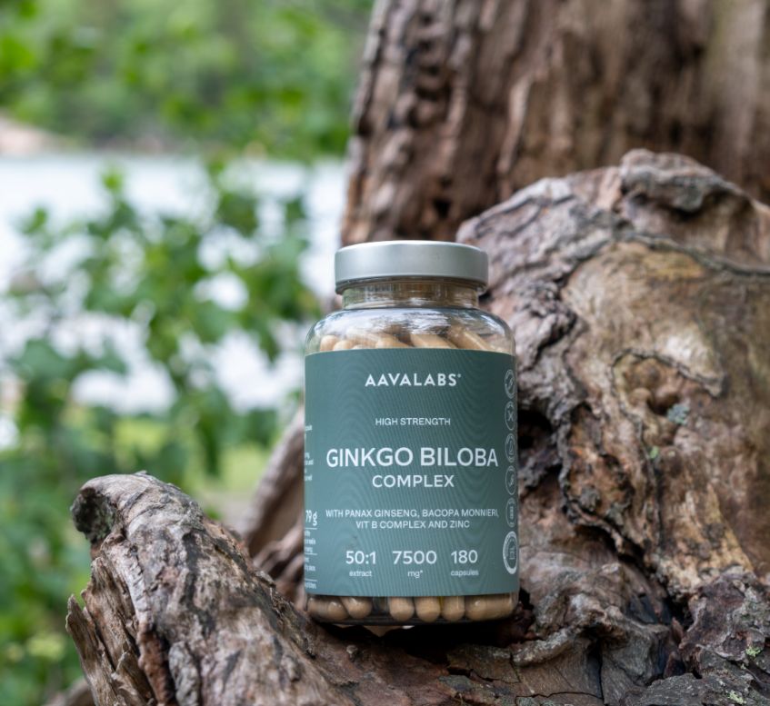 Flasche Aavalabs Ginkgo Biloba Kapseln 7500mg auf Baumstamm.