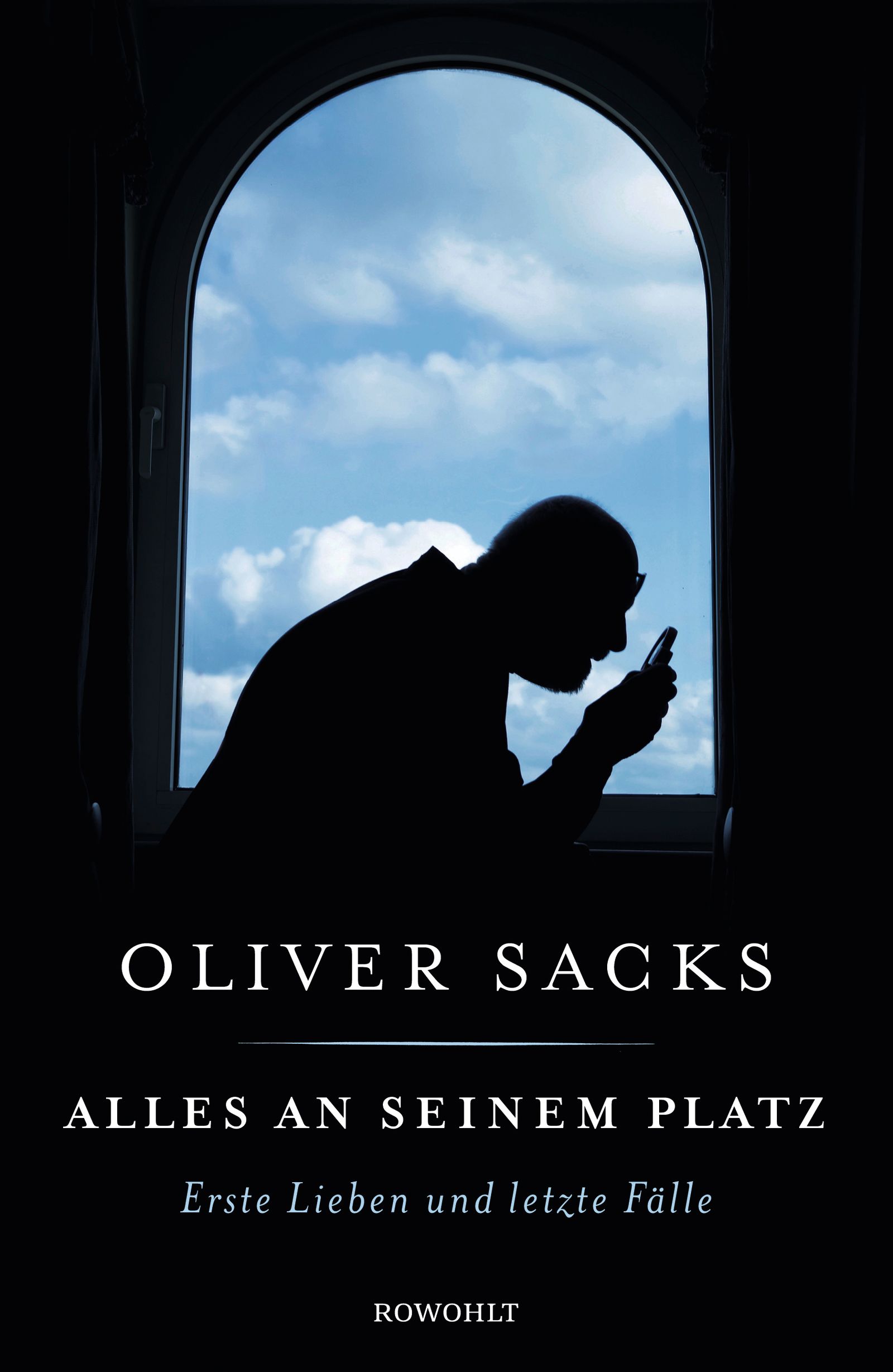 Buchcover: "Alles an seinem Platz" von Oliver Sacks. Silhouette einer Person am Fenster, blauer Himmel. Titel und Autor prominent.
