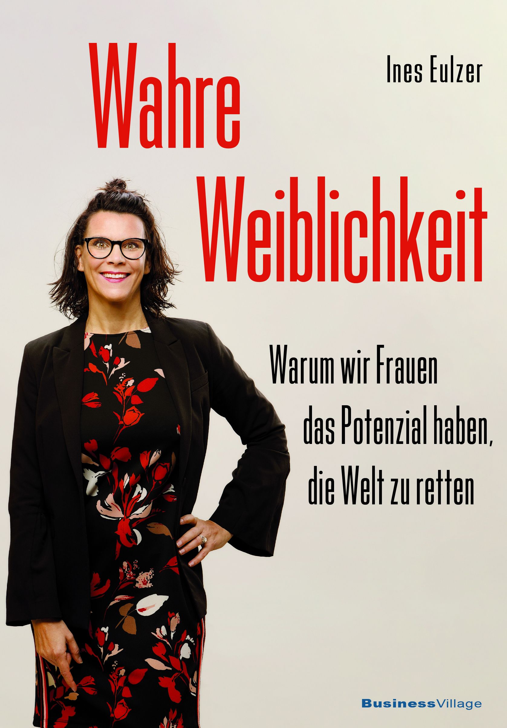 Buchcover mit Titel "Wahre Weiblichkeit". Frau mit Brille, schwarzem Blazer und Kleid. Autorin: Ines Eulzer. Text: Warum wir Frauen die Welt retten.