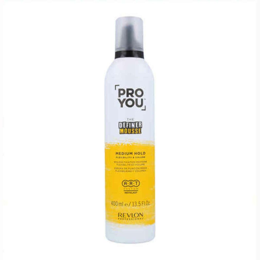 Weiß-gelbe Flasche mit schwarzem Deckel. Aufschrift: PRO YOU, THE DEFINER MOUSSE, MEDIUM HOLD, 400ml/13.5 fl.oz, REVLON PROFESSIONAL.