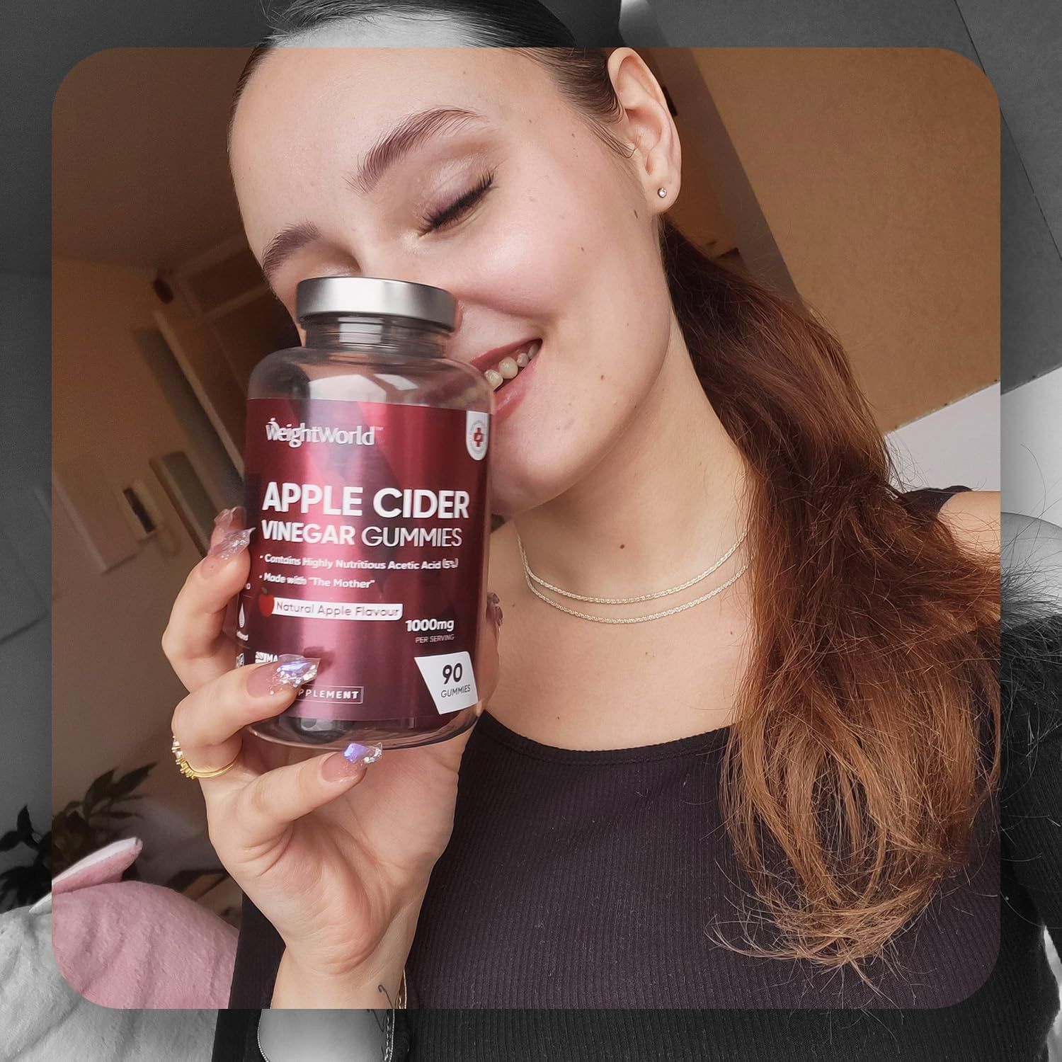 Frau hält eine Flasche Apfelessig Gummibärchen. Auf der Flasche steht: Apple Cider Vinegar Gummies, 1000mg, 90 Stück.