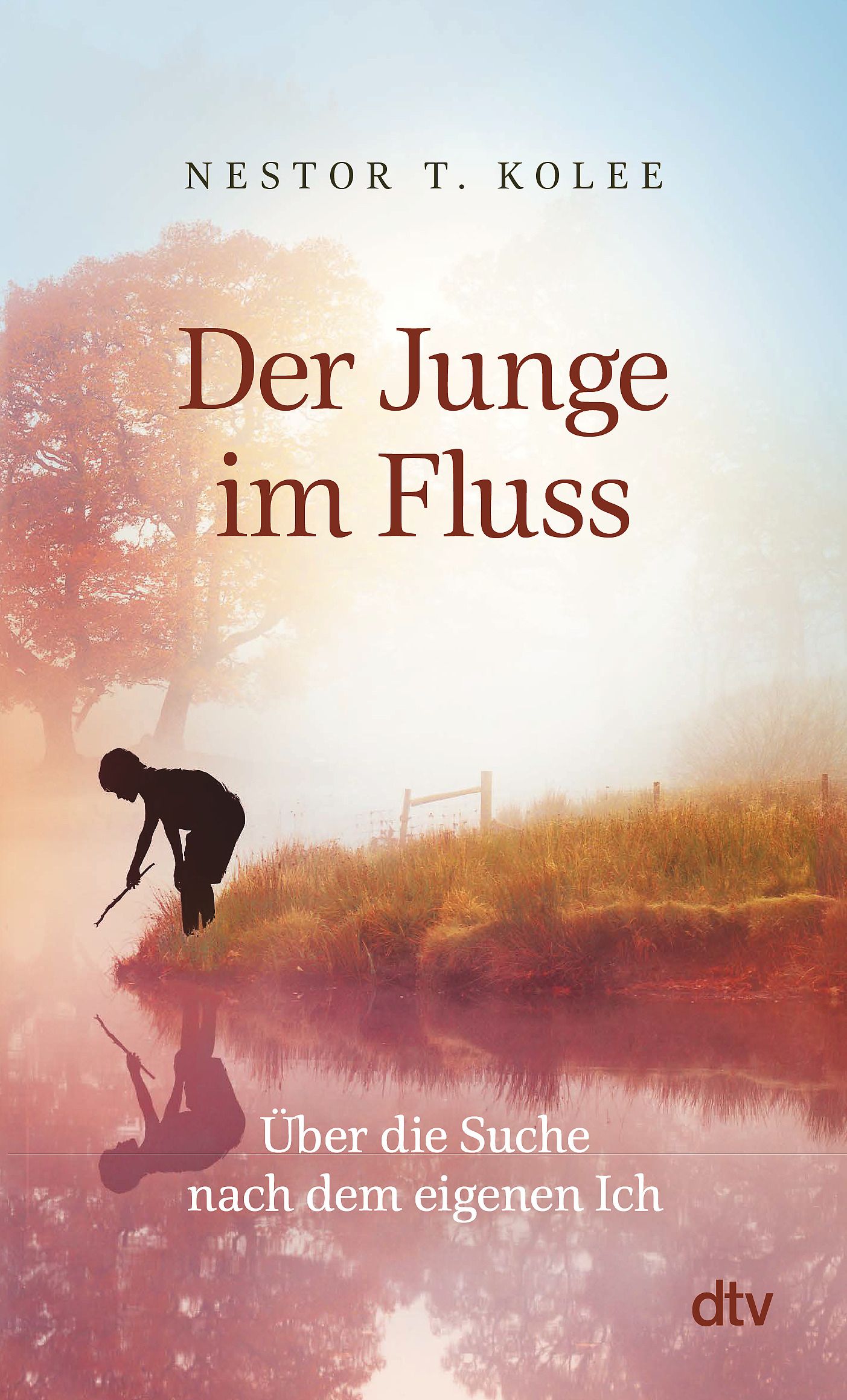 Buchcover: "Der Junge im Fluss". Titel in Rot, Autor Nestor T. Kolee. Silhouetten einer Person am Flussufer. Verlag dtv.