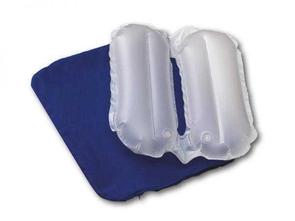 Blaues Sitzkissen mit zwei transparenten, länglichen Luftkissen. Auf weißem Hintergrund.