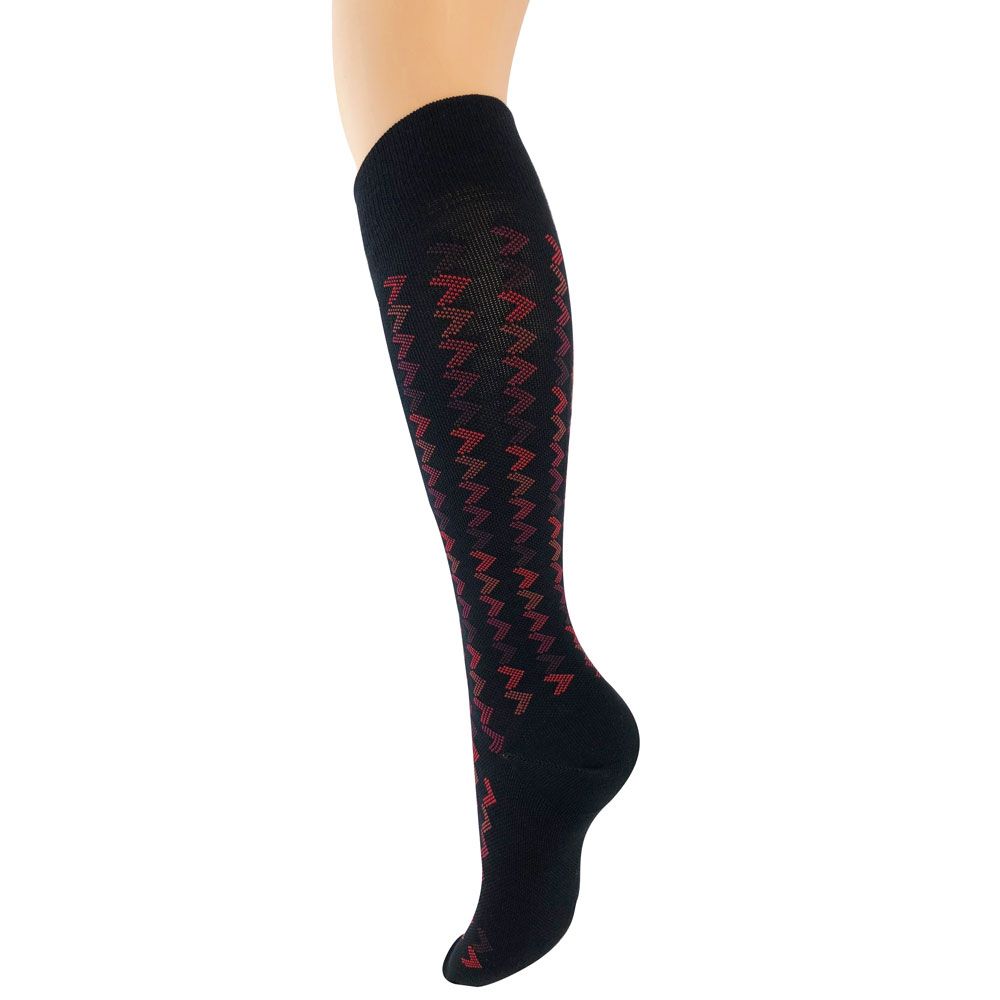 Schwarze Kniestrümpfe mit rotem Zickzackmuster. Beinmodell, isoliert auf weißem Hintergrund.