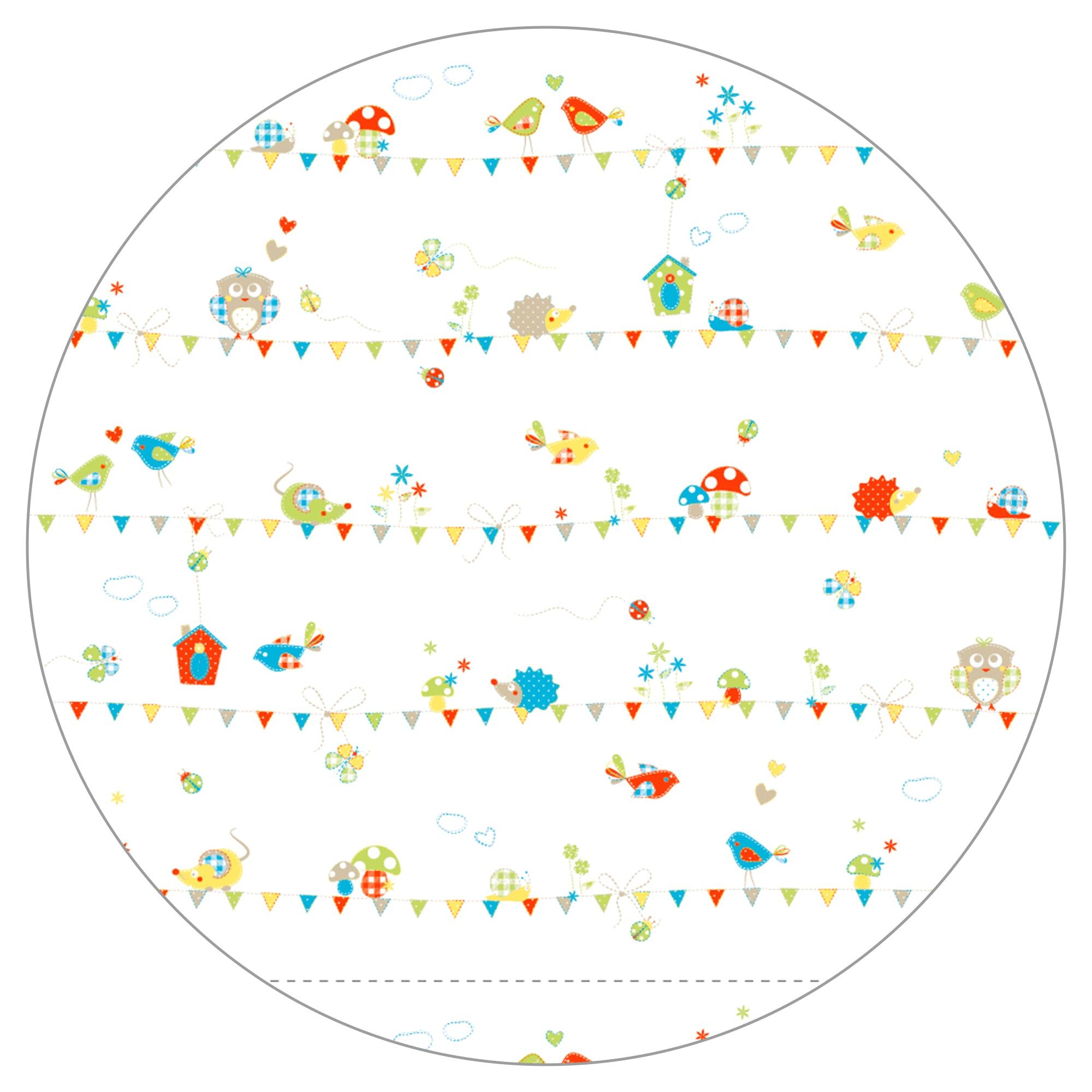 Runder Spielteppich mit bunten Tier- und Naturmotiven. Weiße Grundfarbe mit Vögeln, Igeln, Häusern und Girlanden.