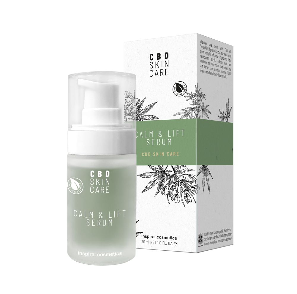Serumflasche mit Pumpe und Verpackung. Aufschrift: Calm & Lift Serum, CBD Skin Care. Marke: inspira: cosmetics.